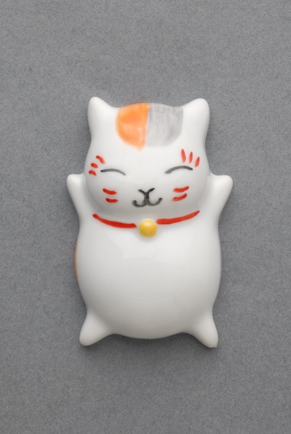 にこりと笑うニャンコ先生がかわいらしい、陶器フィギュア。