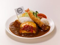 8月1日から15日まで販売される「Wagnaria 特製プレート チーズハンバーグカレー」1500円。