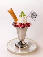 8月15日から31日まで販売される「Wagnaria 特製いちごみるくパフェ」550円。