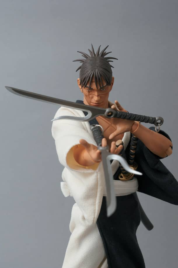 無限の住人 の万次フィギュア 多数の隠し武器も付属 コミックナタリー