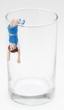 「コップのフチに舞い降りた天使 コップのフチ子」(C)タナカカツキ2012／KITAN CLUB