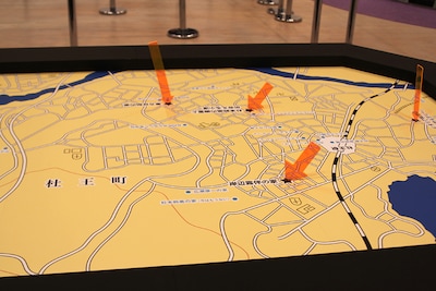 会場に設置されている「ジョジョの奇妙な杜王町MAP」。マップにiPhoneやiPadをかざすと、かざす場所ごとに異なるショートムービーを見ることができる。