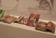 荒木飛呂彦の年表とともに、関連資料も展示されている。