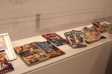 荒木飛呂彦の年表とともに、関連資料も展示されている。