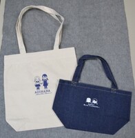 肩掛けトートバッグ（左）とランチバッグ（右）。