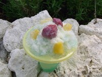 ゆうひ茶屋で販売される「青いかき氷」。淡い青色はラムネシロップ。