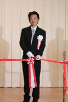 オープニングテープカットに参加する荒木飛呂彦。