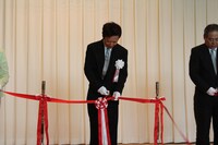 テープカットを行う荒木飛呂彦。