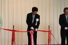 テープカットを行う荒木飛呂彦。