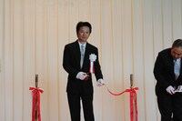 テープカットを行う荒木飛呂彦。