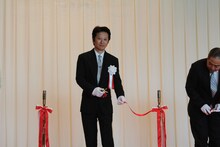 テープカットを行う荒木飛呂彦。