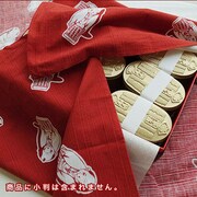 「越後屋さんのわいろセット」風呂敷の使用例。