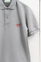 「NARUTO×MANGART BEAMS T “SASUKE POLO”」グレー (C)岸本⻫史 スコット／集英社・テレビ東京・ぴえろ