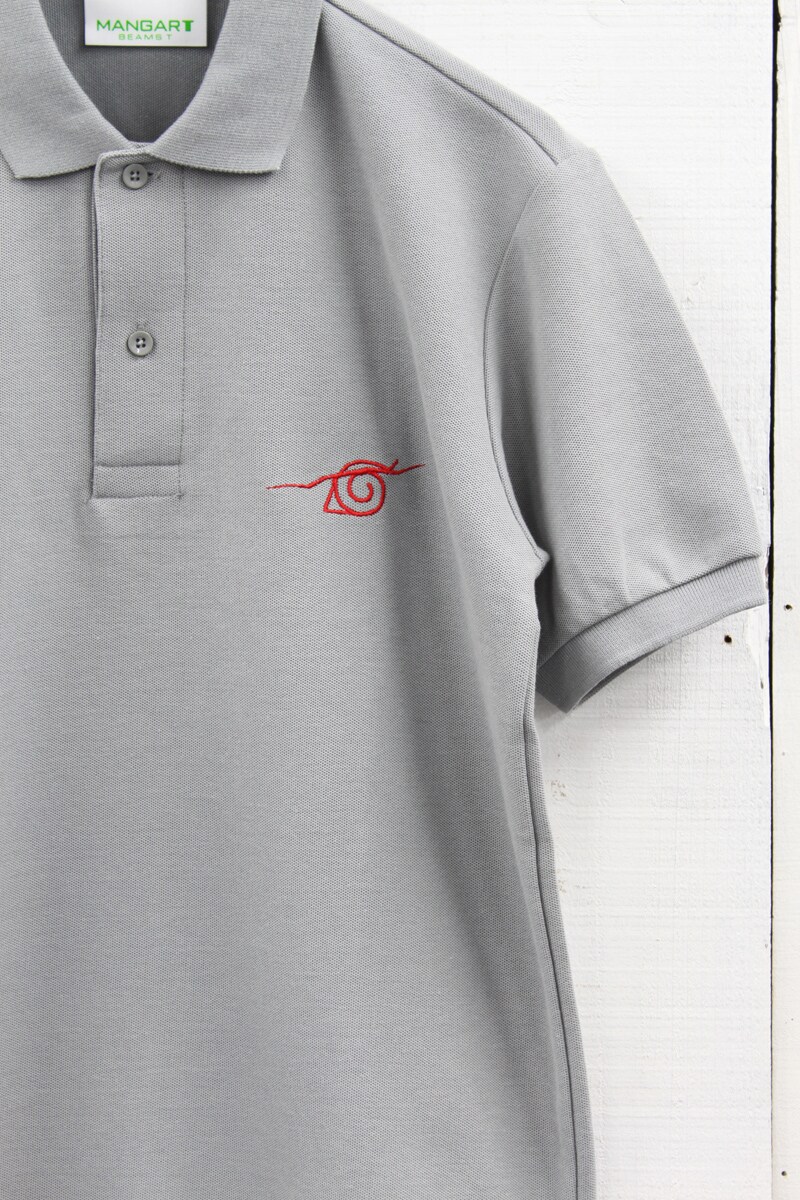 「NARUTO×MANGART BEAMS T “SASUKE POLO”」グレー (C)岸本⻫史 スコット／集英社・テレビ東京・ぴえろ