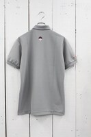 「NARUTO×MANGART BEAMS T “SASUKE POLO”」グレー (C)岸本⻫史 スコット／集英社・テレビ東京・ぴえろ