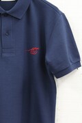 「NARUTO×MANGART BEAMS T “SASUKE POLO”」ネイビー (C)岸本⻫史 スコット／集英社・テレビ東京・ぴえろ