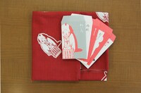 「越後屋さんのわいろセット」。風呂敷にぽち袋6枚が付き、価格は2880円。