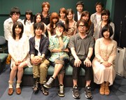 「百合男子ドラマCD」のキャスト陣。前列左から： 戸松遥（宮鳥茜役）、岡本信彦（武蔵野弘之役）、福山潤（花寺啓介役）、安元洋貴（桜ヶ丘健司役）、佐倉綾音（藤ヶ谷沙織役）。