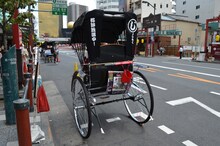 「じょしらく」人力車。(C)久米田康治・ヤス・講談社／女子落語協会