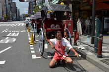 「じょしらく」人力車と車夫。(C)久米田康治・ヤス・講談社／女子落語協会