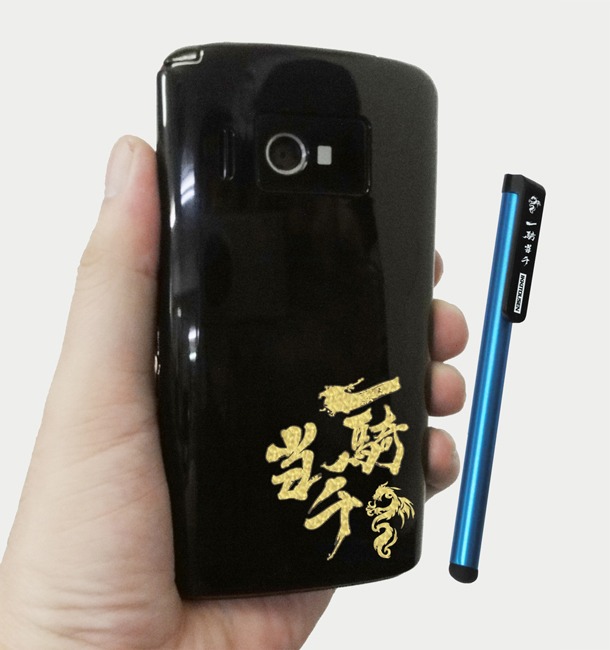 「一騎当千」20巻限定版に付く携帯電話用ステッカーと、スマートフォン用タッチペン。