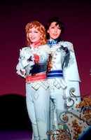 「宝塚歌劇 2006年雪組公演―オスカル編ー」より。（左から）オスカル役の朝海ひかる、アンドレ役の喜城けい。 (C)宝塚歌劇団