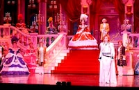 「宝塚歌劇 2006年星組公演―フェルゼンとマリー・アントワネット編ー」より。マリー・アントワネット役の白羽ゆり（中央奥）と、フェルゼン役の湖月わたる（中央手前）。 (C)宝塚歌劇団