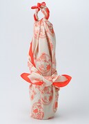 「金魚草柄の風呂敷」の使用例。瓶を包んだ状態。