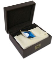 「『ふしぎの海のナディア』ブルーウォーターペンダント（復刻版）」は特製収納BOX付き。(C)NHK・総合ビジョン