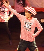 踊る楳図かずお。