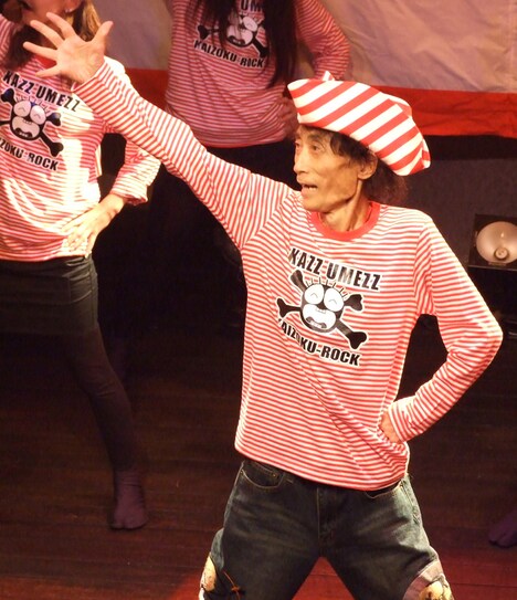 踊る楳図かずお。