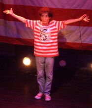 両手を広げる楳図かずお。