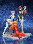 レイ、アスカのフィギュアとベースが合体する仕組み。（c）カラー