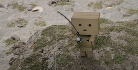 Blu-ray「JAWS コレクターズ・エディション」のCMより、海釣りをするダンボー。(C)1975 Universal Studios.ALL RIGHTS RESERVED