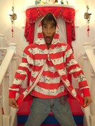 「まことちゃんボーダーパーカー」を楳図本人が着用した様子。(C)楳図かずお