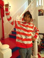 「まことちゃんボーダーパーカー」を着る楳図。(C)楳図かずお