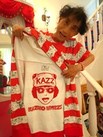 「まことちゃんボーダーパーカー」を開いて見せる楳図。(C)楳図かずお