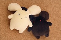 「うーさー ぬいぐるみぷち」と「ダスウサ ぬいぐるみぷち」。(C)Project wooser