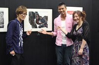 三浦建太郎「ベルセルク」の原画を鑑賞した櫻井孝宏（左）、岩永洋昭（中央）、行成とあ（右）。