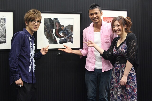三浦建太郎「ベルセルク」の原画を鑑賞した櫻井孝宏（左）、岩永洋昭（中央）、行成とあ（右）。