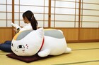 史上最大！「夏目」ニャンコ先生の巨大ぬいぐるみ発売