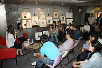 前回の垣野内成美原画展で行われたトークショーの様子。