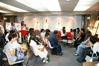 前回の垣野内成美原画展で行われたトークショーの様子。