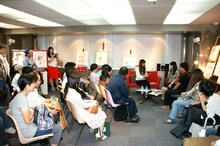 前回の垣野内成美原画展で行われたトークショーの様子。