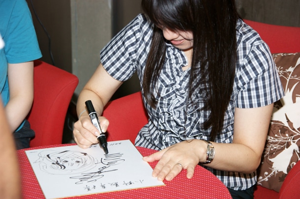 前回の垣野内成美原画展で行われたサイン会の様子。