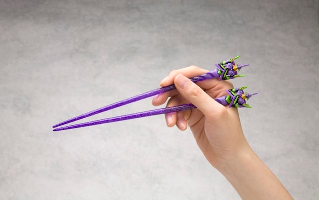 エヴァンゲリオン部分は取り外し可能なので、箸の部分のみ洗える。（c）カラー