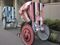 「じょしらく」仕様の人力車。(C)久米田康治・ヤス・講談社／女子落語協会