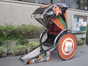 桃黒亭一門仕様の人力車。(C)久米田康治・ヤス・講談社／女子落語協会