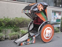 桃黒亭一門仕様の人力車。(C)久米田康治・ヤス・講談社／女子落語協会