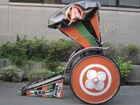 桃黒亭一門仕様の人力車。(C)久米田康治・ヤス・講談社／女子落語協会